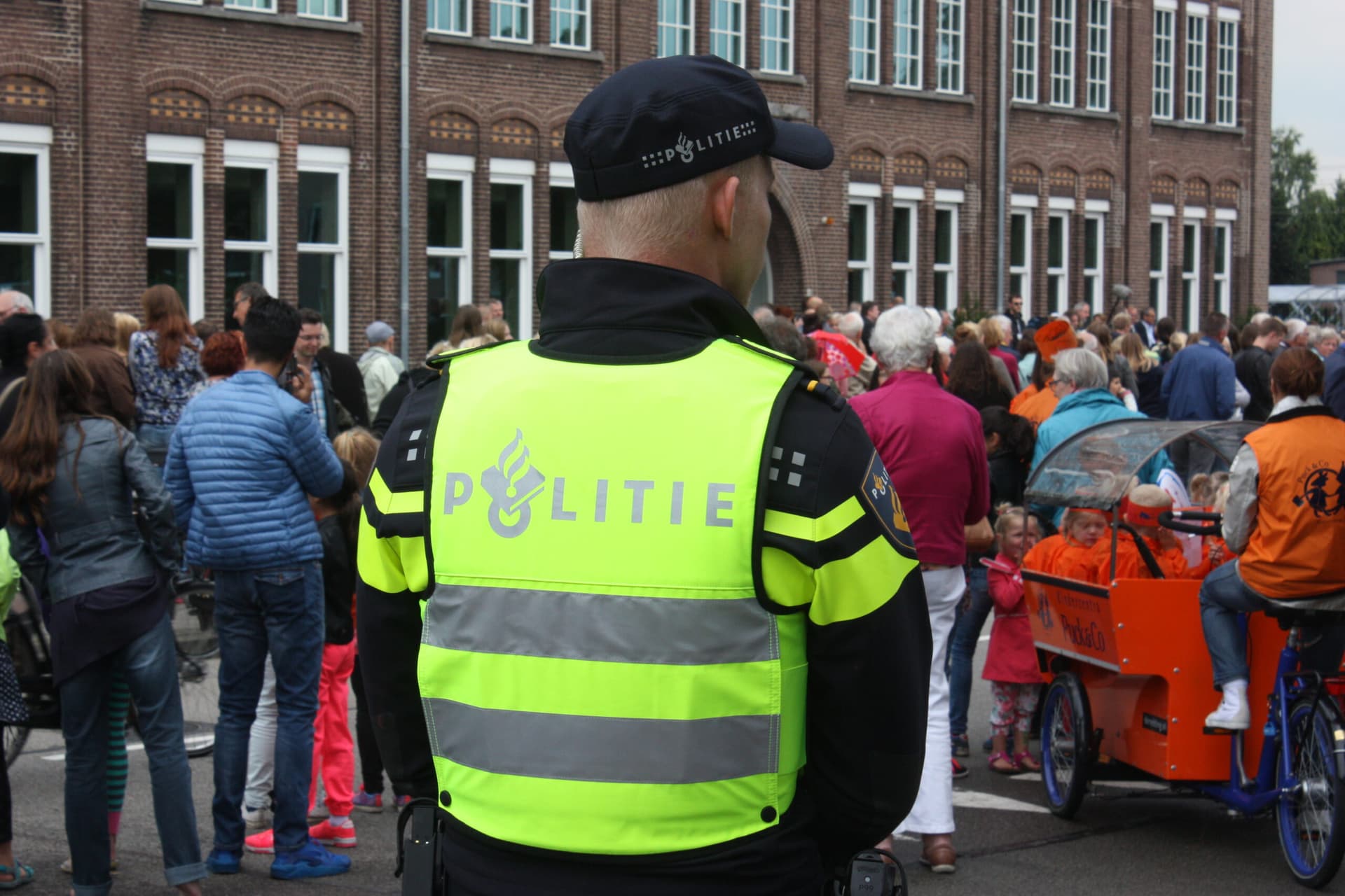 Automobilist verliest controle en komt in sloot terecht na botsing met lantaarnpaal in Vogelenzang