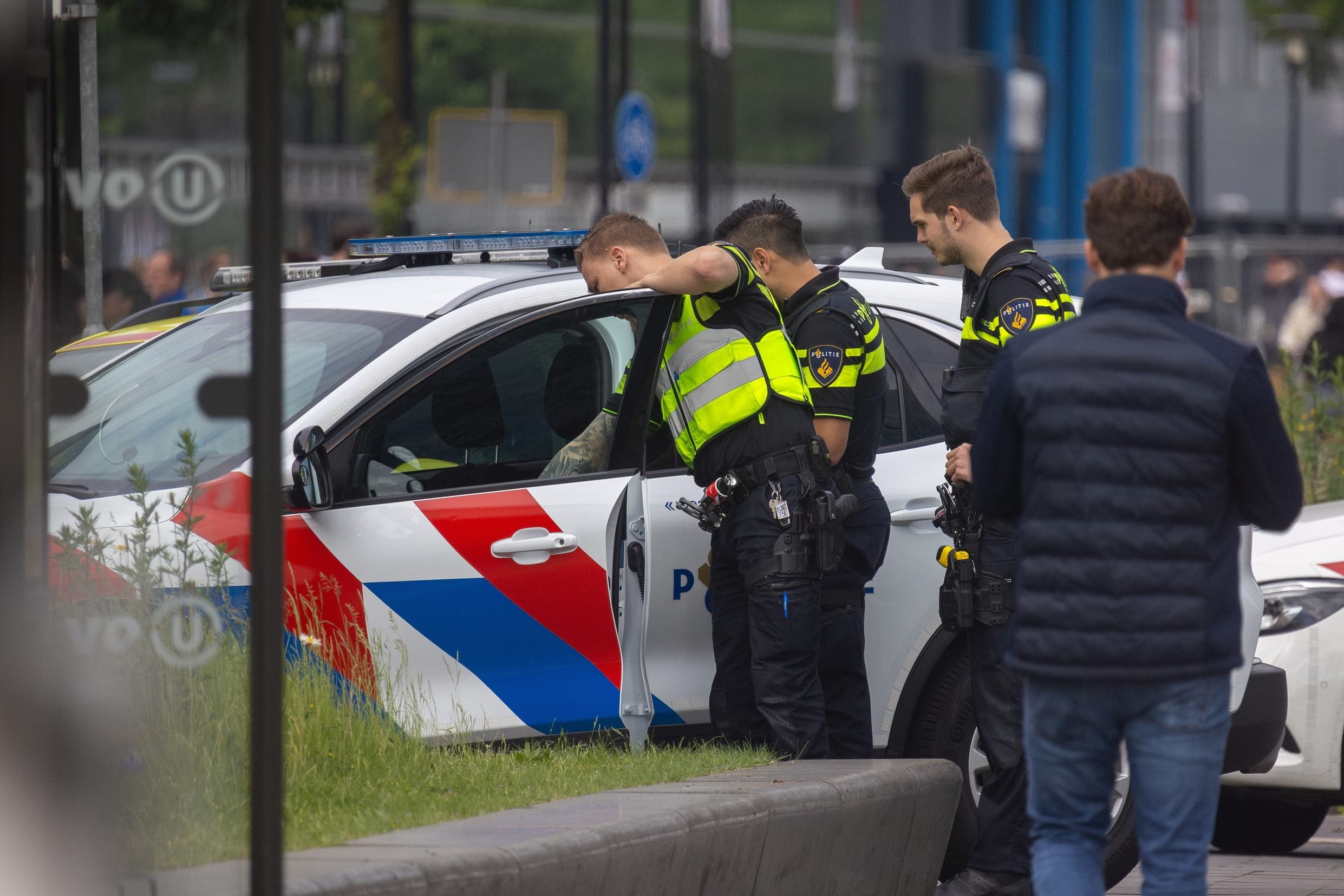 Bestuurder ernstig gewond na aanrijding met boom in Zwartebroek