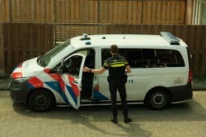 Auto van snelweg gehaald na vermoedelijke beroerte bestuurder