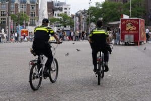 Kindje op loopfiets verongelukt na aanrijding met vrachtwagen