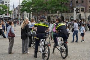 Brandweer schaalt op bij felle brand in transformatorhuis in Sumar