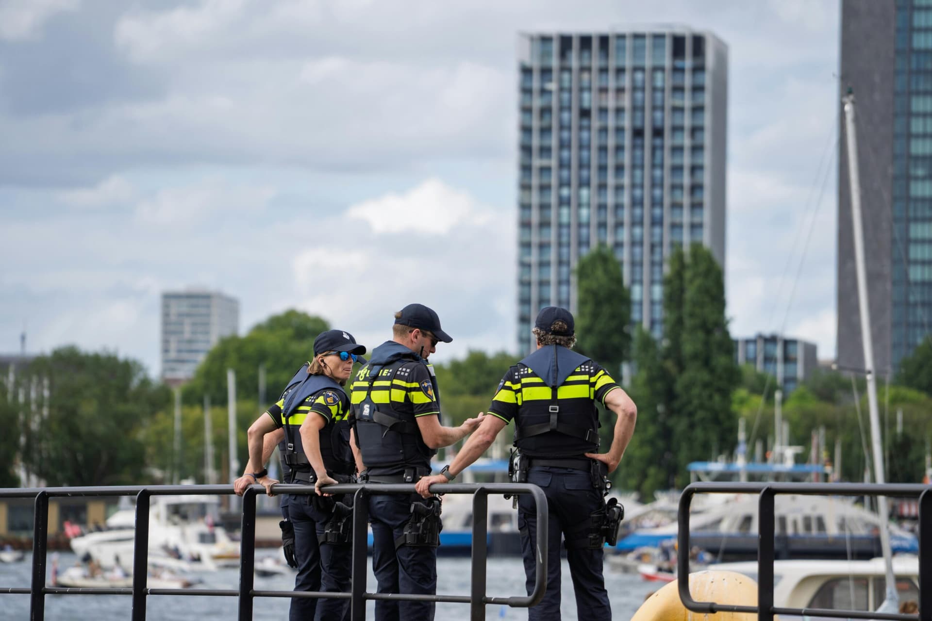 Arrestatieteam voert grote politieactie uit in woningen in Eindhoven