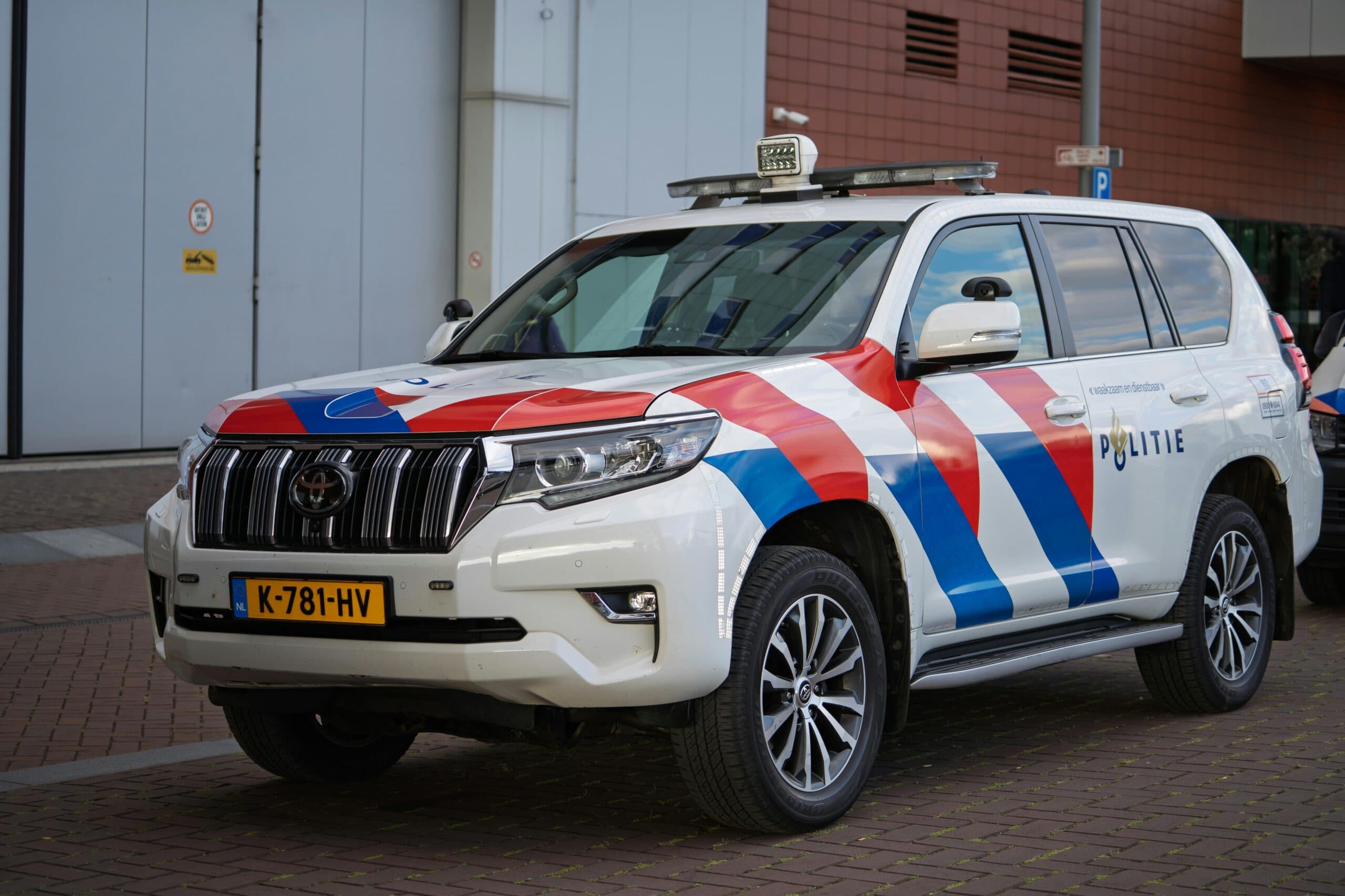 Bestuurder raakt gewond bij auto-ongeluk in Tjerkgaast