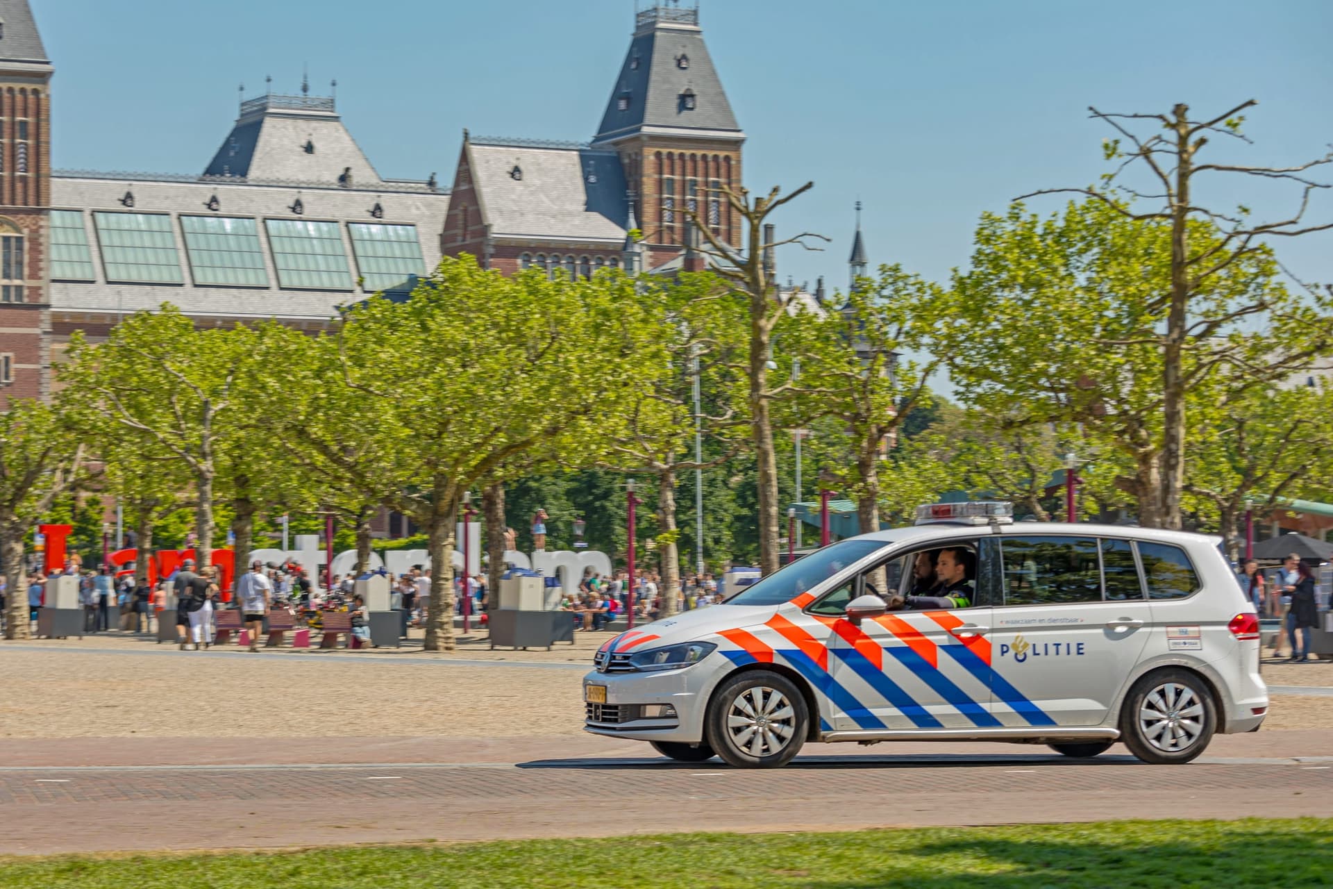 Arrestatieteam voert grote politieactie uit in Eindhoven met woninginvallen
